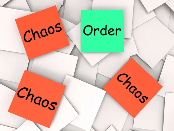 Rend káosz post-it jegyzetek: rendezett vagy kaotikus — Stock Fotó