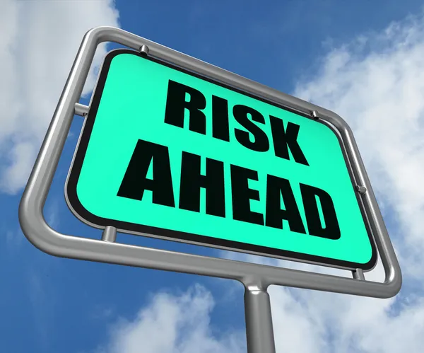 Risk ahead skylten visar farliga instabila och osäkra varning — Stockfoto