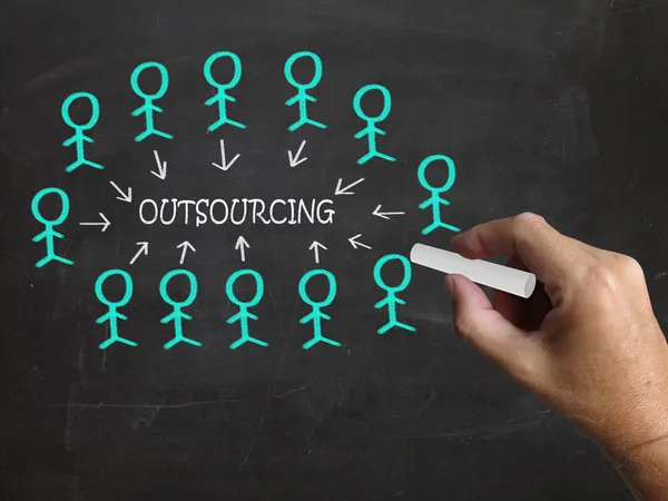 Outsourcing op blackboard betekent onderaanneming of freelancen — Stockfoto
