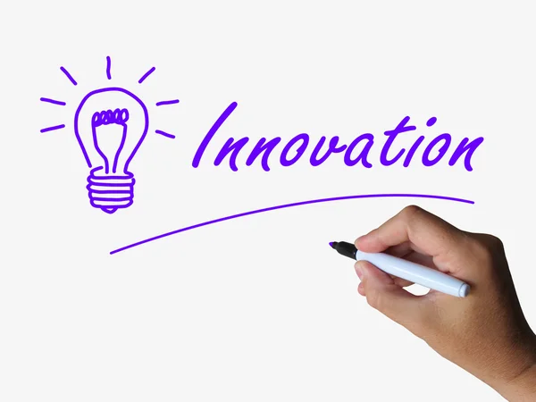 Innovation och glödlampa visar idéer kreativitet och fantasi — Stockfoto