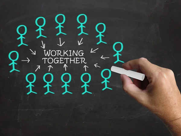 Zusammenarbeit an der Tafel bedeutet Teamarbeit und Einheit — Stockfoto