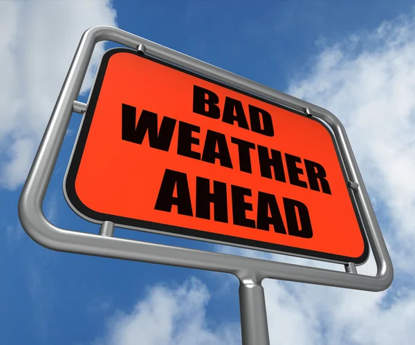 Dåligt väder ahead skylten visar farlig prognos — Stockfoto