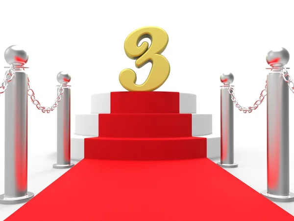 Trzy złote na czerwonym dywanie oznacza błyszczący część etapu lub rocznica — Zdjęcie stockowe