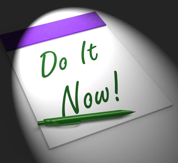 ¡Hazlo ahora! El cuaderno muestra motivación o urgencia — Foto de Stock