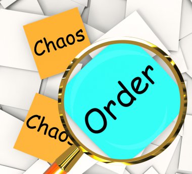 dağınık veya sipariş edilen kaos sipariş post-it kağıtları göster