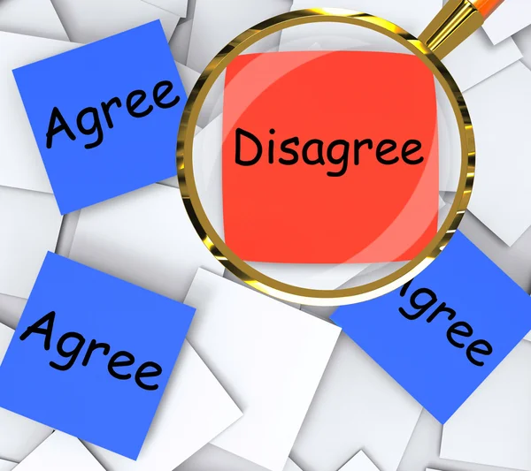 Estar de acuerdo en desacuerdo Los documentos post-it significan estar de acuerdo o oponerse — Foto de Stock