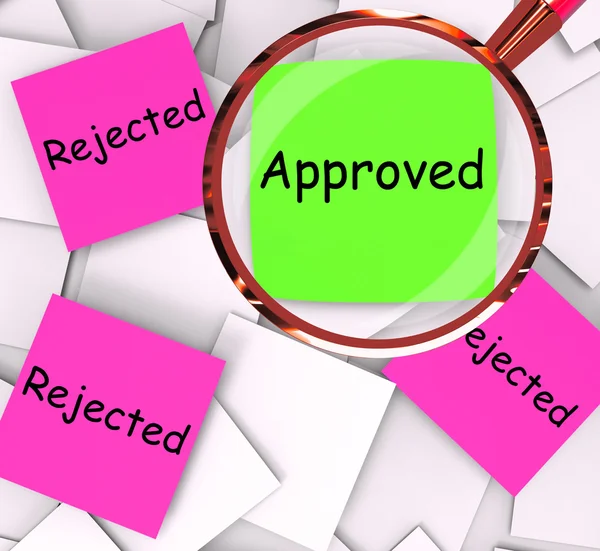 Documenti post-it respinti approvati significa approvazione o rifiuto — Foto Stock