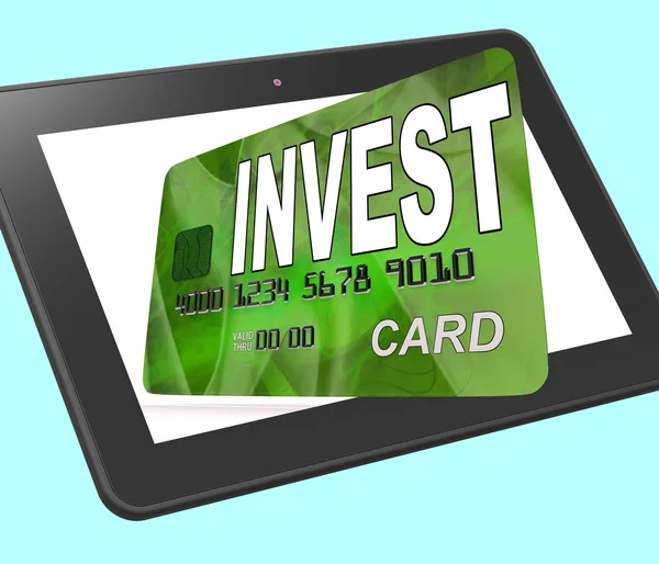 お金を投資クレジット デビット カード タブレット番組に投資します。 — ストック写真