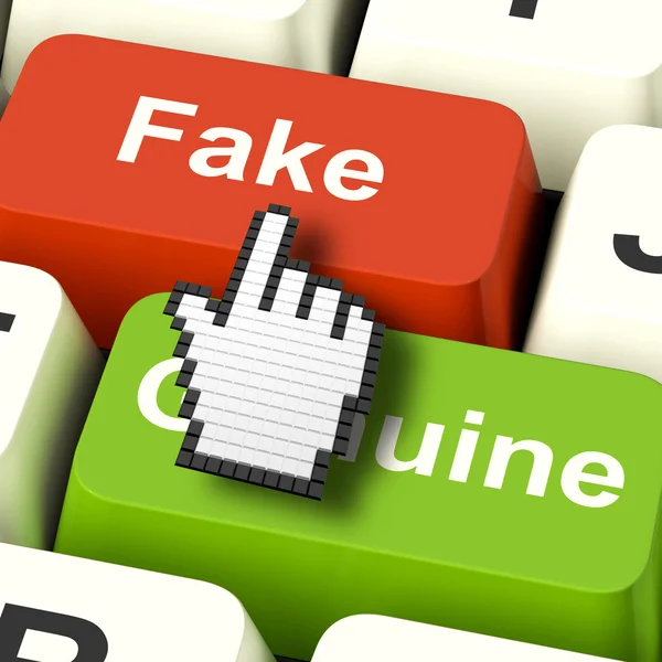 Fake-Computer bedeutet künstliches oder gefälschtes Produkt — Stockfoto