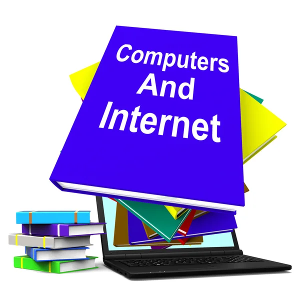 Комп'ютери та Інтернет книга стек ноутбук показує веб-дослідження — стокове фото
