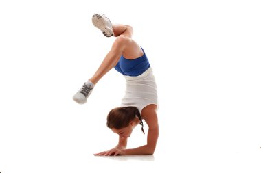 bir hareketten gerçekleştiren genç çekici fitness modeli