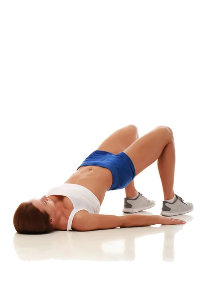 karın egzersizleri yapmak genç çekici fitness modeli