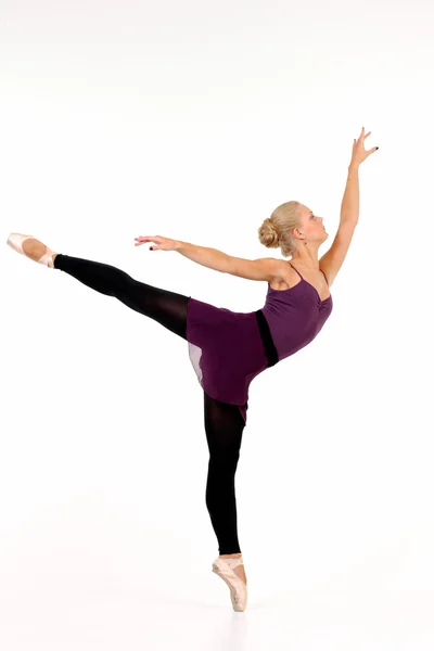 Jonge blonde ballerina. Arabesque — Stockfoto