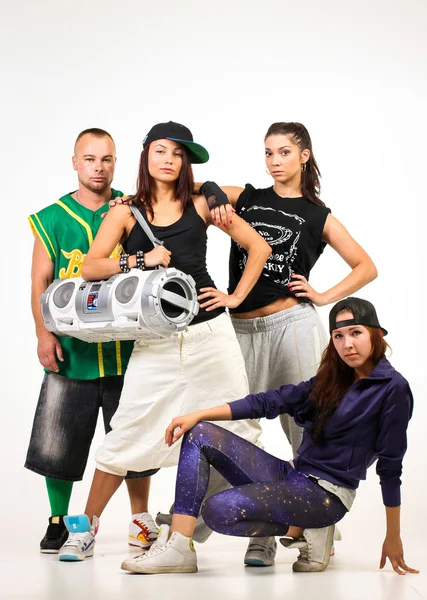 Groupe de jeunes en tenue hip hop — Photo