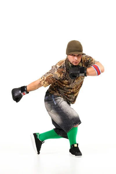 farklı adımları gerçekleştirirken erkek hip hop dans