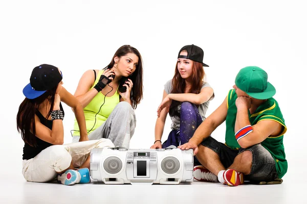 Grupo de jóvenes con atuendos de hip hop — Foto de Stock