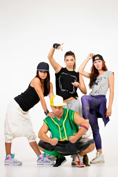 Grupo de jóvenes con atuendos de hip hop — Foto de Stock