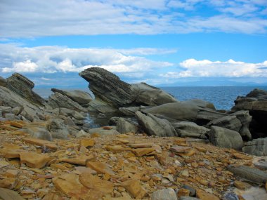 Karmaşık taş (kayalar ile deniz manzara)