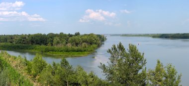 bir nehir, yatay yaz. Panorama