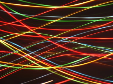 siyah arka plan ile çok renkli parlak çizgiler