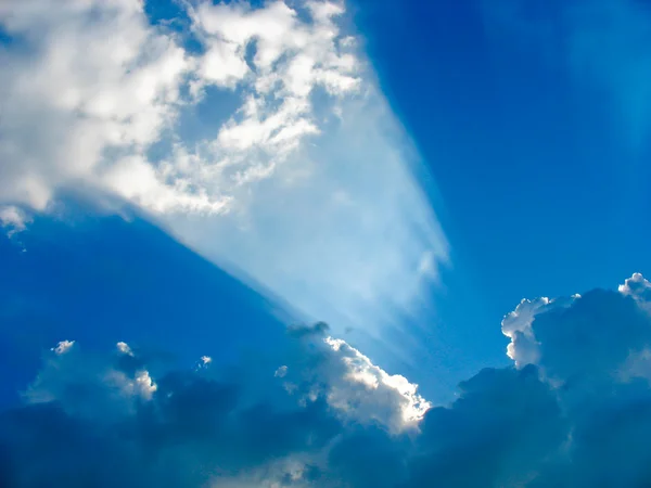 Sol golpeando entre las nubes como un reflector — Foto de Stock