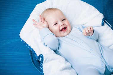 onun arkasında yatan