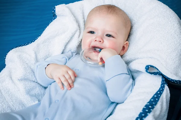 Le garçon coupait les dents Image En Vente