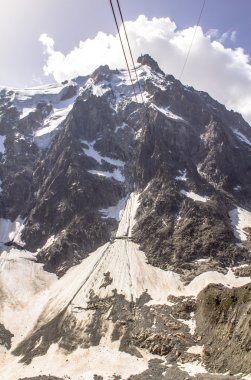 mar bajo la puesta del sol y las nubes