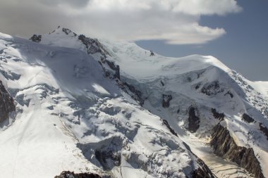 mar bajo la puesta del sol y las nubes
