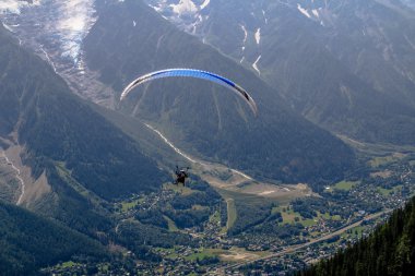 Yamaçparaşütü Alpler üzerinde