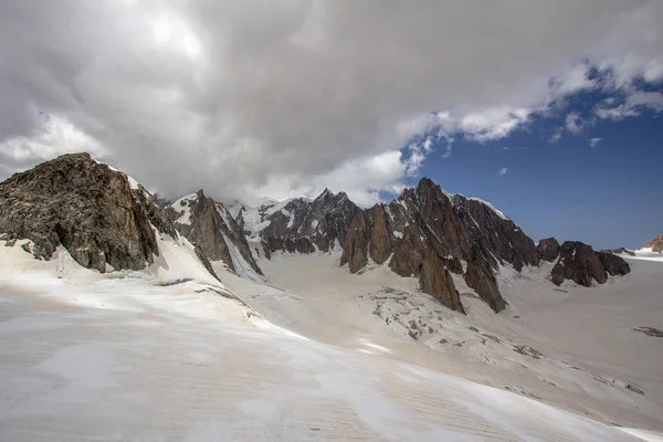 Mar bajo la puesta del sol y las nubes — Stok fotoğraf