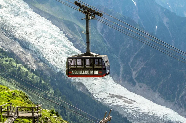 mar bajo la puesta del sol y las nubes