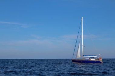 Deniz yalnız yelken