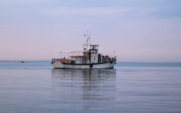 Un barco solitario en el mar — Foto de Stock