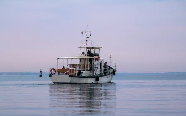 Een eenzame schip in de zee — Stockfoto