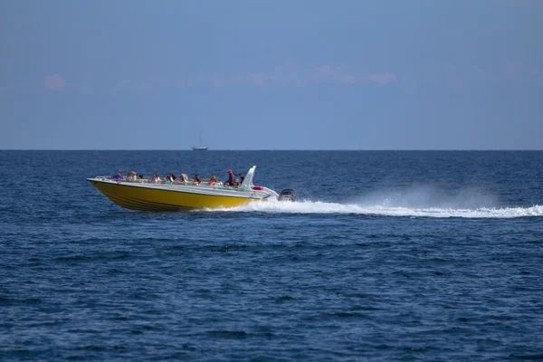 Un barco solitario en el mar — Foto de Stock