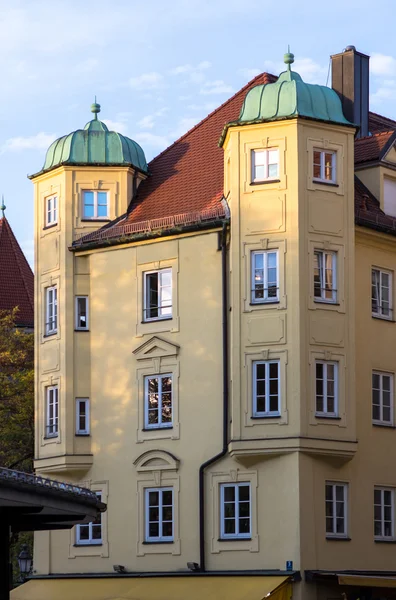 Buntes historisches Gebäude in München — Stockfoto