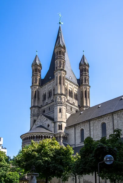 Große St. Martin Kirche und Turm des Rathauses — Stockfoto