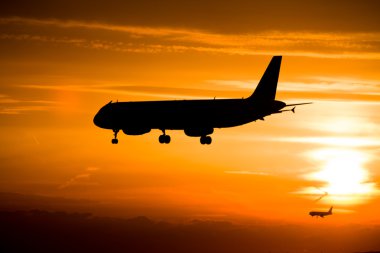 Gün batımında uçak inecek.