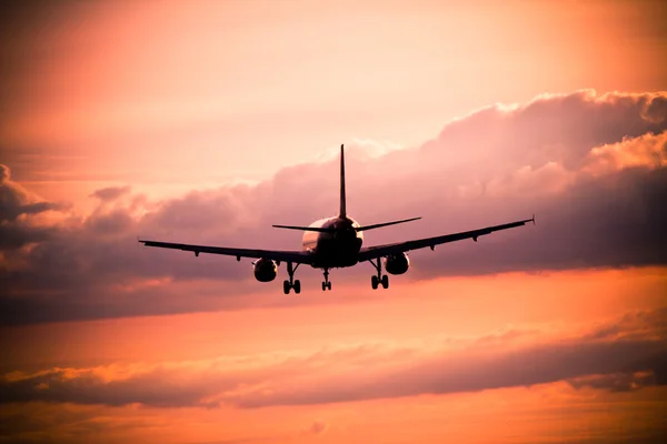 Samolot lądujący o zachodzie słońca — Zdjęcie stockowe