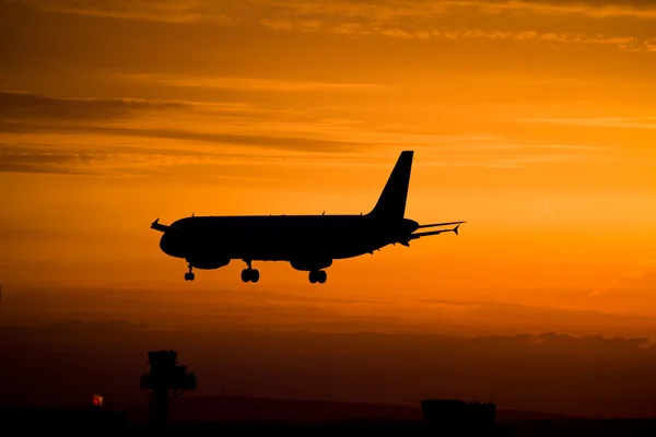 Atterrissage de l'avion au coucher du soleil — Photo