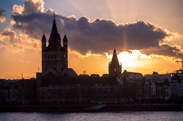 Große St. Martin Kirche und Turm des Rathauses — Stockfoto