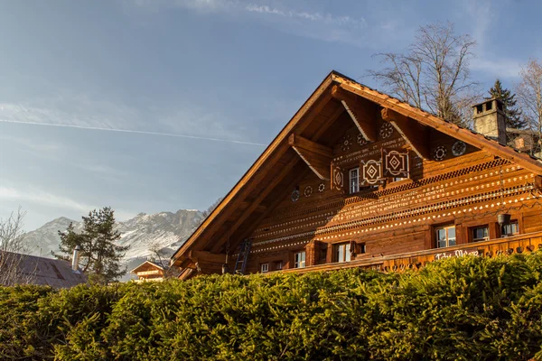 Pequeño pueblo en los Alpes — Foto de Stock