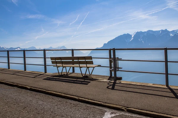 Bench at waterfront and Alps — Stock Photo, Image