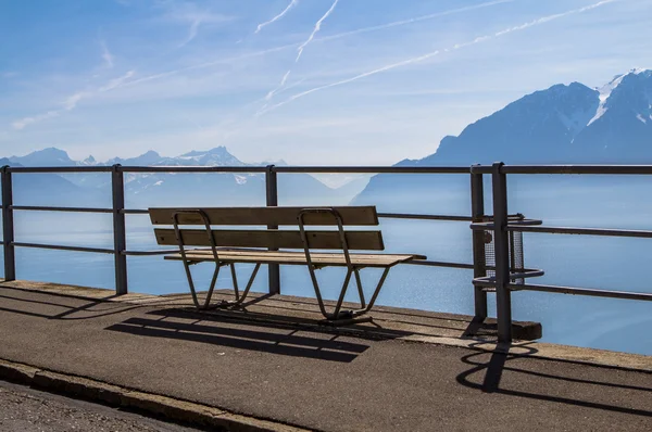 Bench at waterfront and Alps — Stock Photo, Image