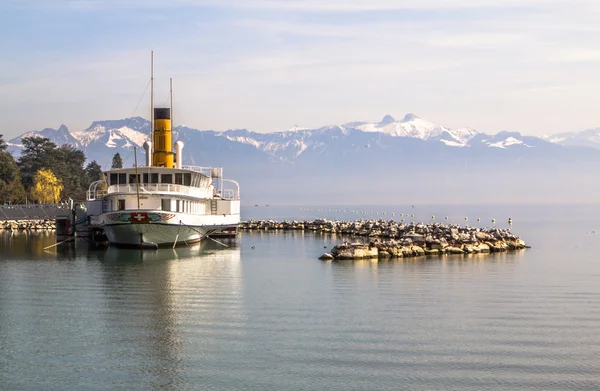 Kryssning båt vid Genèvesjön — Stockfoto