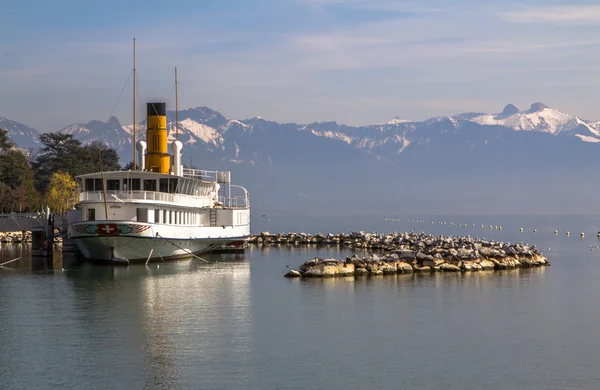 Kryssning båt vid Genèvesjön — Stockfoto