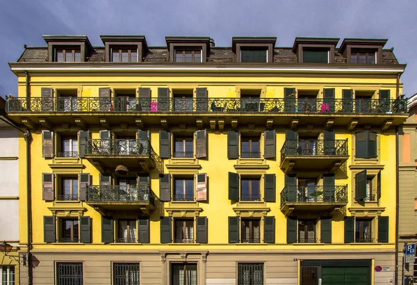 Edificio de apartamentos en Lausana — Foto de Stock
