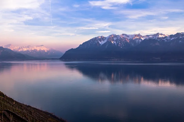 Βράδυ στη λίμνη της Γενεύης και τις Άλπεις — Φωτογραφία Αρχείου