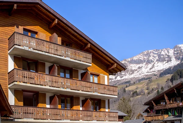 Alpské dřevěné hotel — Stock fotografie